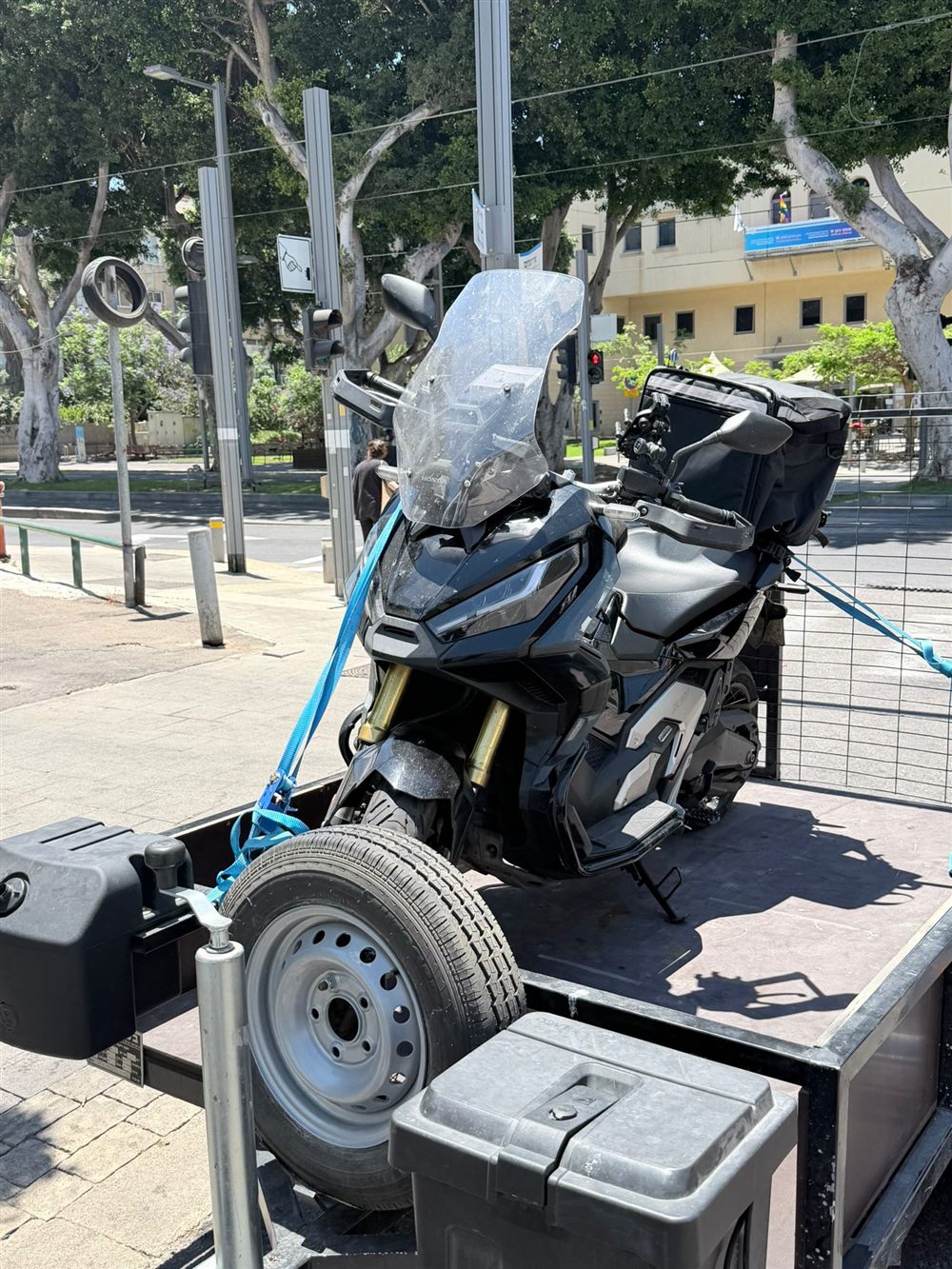 אופנוע אדוונצ'ר קשור על הגרר ברחוב