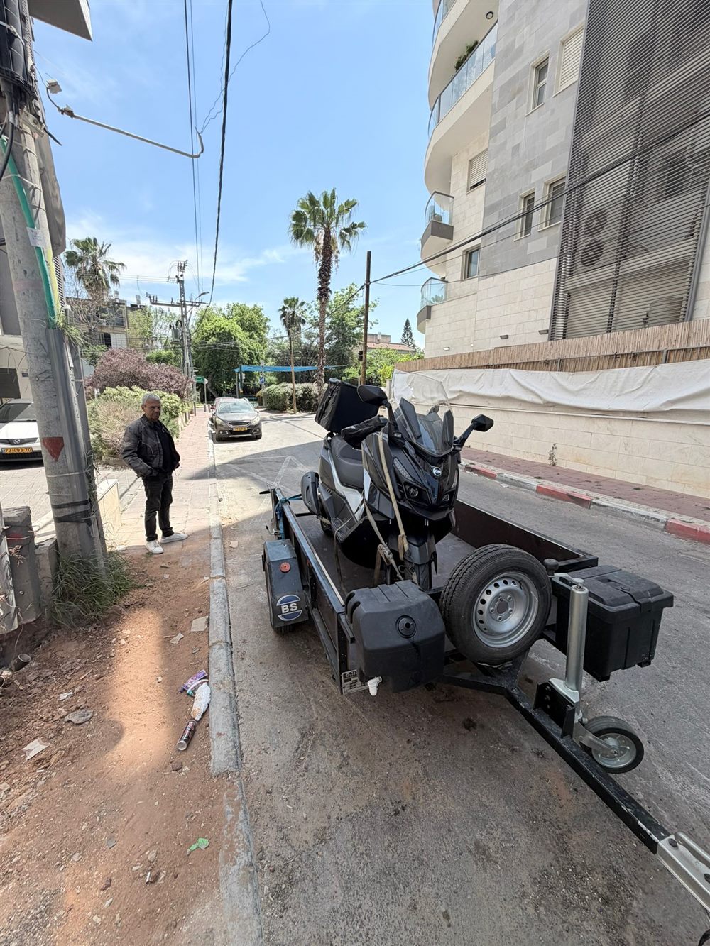 אופנוע על הגרר ברחוב — איסוף מהבית